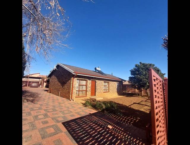 3 BEDROOM HOUSE FOR SALE IN LEHURUTSHE